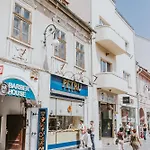 Locart -Cozy Downtown Apartment, Near Black Church With Free Wi-Fi