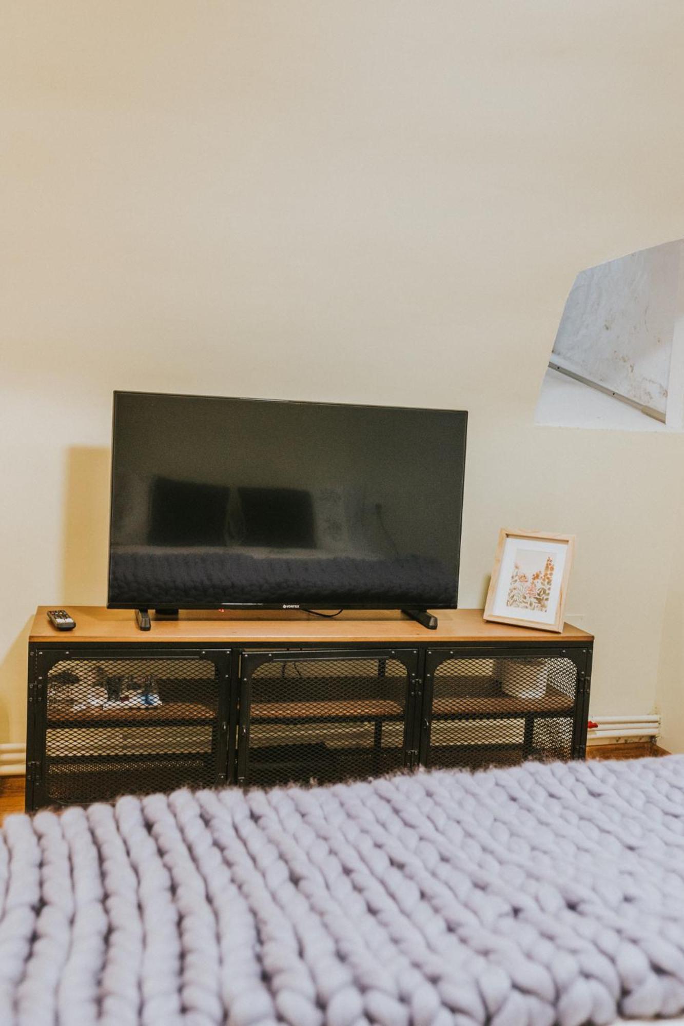 Apartment Locart -cozy Downtown Apartment, Near Black Church With Free Wi-fi *