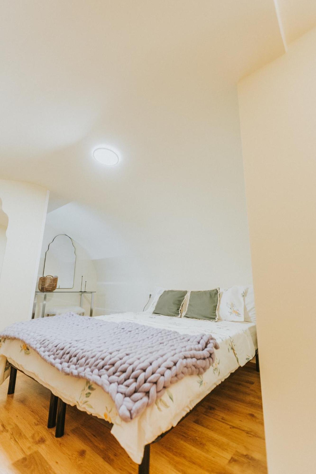 Locart -cozy Downtown Apartment, Near Black Church With Free Wi-fi